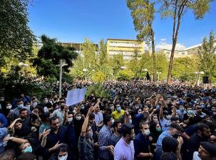 Protestzug mit vielen Menschen an der Amirkabir-Universität für Technologie am 20. September 2022