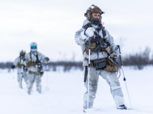 Eine Gruppe Soldaten bei einer Kälte-Übung im Winter 
