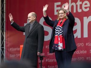 Die SPD-Politiker Olaf Scholz und  Anke Rehlinger auf einer B&uuml;hne