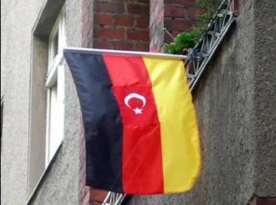 Eine deutsch-türkische Fahne 