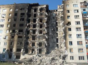 Ein zerstörtes Haus in der Ukraine