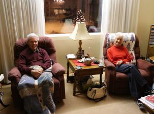 Zwei Senioren in einem Altersheim