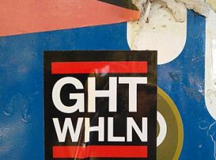 Ein Aufkleber mit dem Aufdruck GHT WHLN