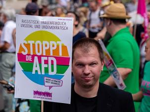 Eine Demo gegen die AfD, ein Teilnehmer hat ein Stoppt AfD Schild