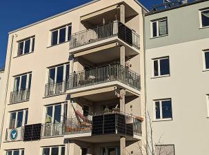 Mehrere Balkonkraftwerke an einem Haus