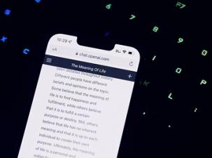 Ein Handy mit der App ChatGPT