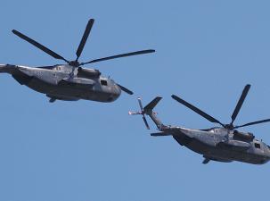 zwei Helikopter der Deutschen Luftwaffe am Himmel