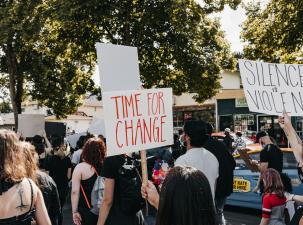 Demonstration f&uuml;r Ver&auml;nderung. Man sieht wie sich viele Menschen sozial engagieren.