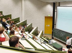 Ein Hörsaal der Uni Innsbruck während einer Vorlesung 