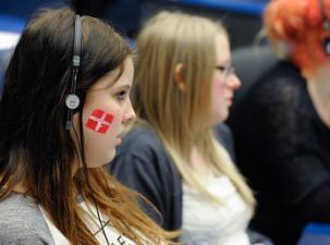 Eine Gruppe Jugendlicher verfolgen ein Jugendparlament