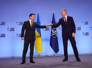 Volodymyr Zelenskyi und Jens Stoltenberg bei einer NATO-Konferenz 