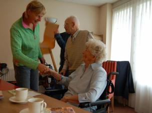 Mehrere Menschen in einem Pflegeheim an einem Tisch