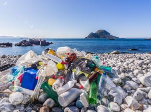 Ein Plastikm&uuml;llhaufen an einem Strand