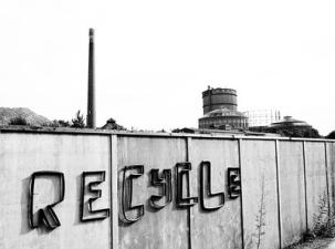 Eine Wand mit der Aufschrift Recycle darauf