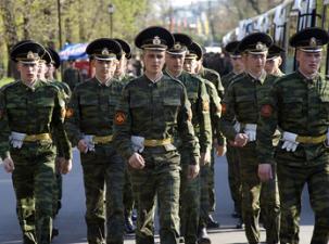 Eine Gruppe russischer Soldaten auf der Straße
