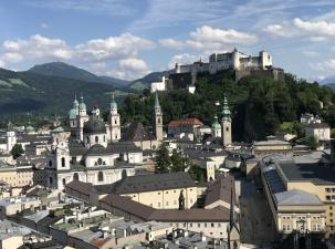 Blick vom M&ouml;nchsberg auf die Altstadt und die Festung von Salzburg an einem sonnigen Tag