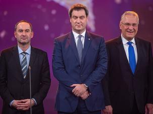 Die Politiker Markus S&ouml;der und Hubert Aiwanger auf einer Gala.