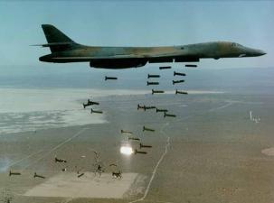 Ein US-amerikanischer B-1-Bomber wirft Cluster-Bomben ab