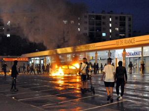 Eine brennende Barikade in Frankreich 