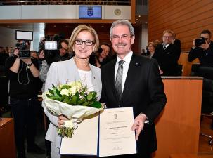 Mikl-Leitner (l.) mit Landtagspräsident Karl Wilfing (r.) (2018)