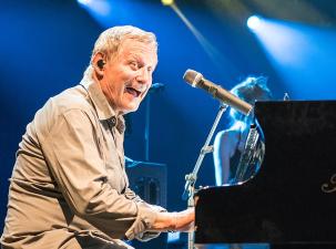 Der Musiker Konstantin Wecker auf der B&uuml;hne am Klavier