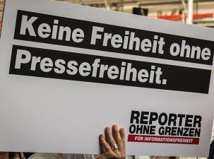 Ein Demoschild f&uuml;r den Erhalt der Pressefreiheit
