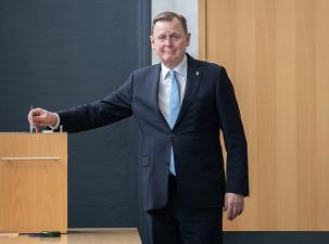 Der Th&uuml;ringer Ministerpr&auml;sident Bodo Ramelow bei der Stimmabgabe im Th&uuml;ringer Landtag