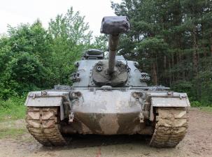Ein Panzer frontal in einem Wald