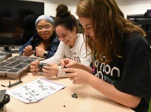 Mehrere M&auml;dchen bei einem Roboter Workshop