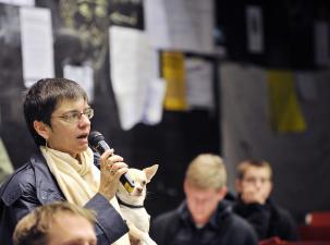 Madeleine Petrovic bei einer Info-Veranstaltung am Mikrophone 