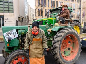 Bauer vor der CDU-Zentrale bei Wir haben es satt-Demonstration