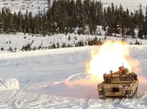 Ein Panzer w&auml;hrend einer &Uuml;bung im Winter