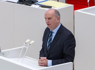 Dietmar Woidke im Landtag Brandenburg bei einer Rede