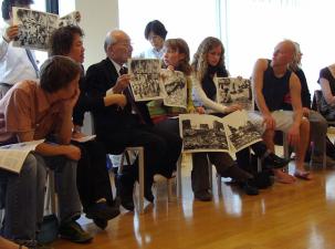 Ein Hibakusha, ein &Uuml;berlebender des Atombombenangriffs auf Nagasaki, erz&auml;hlt jungen Menschen von seinen Erlebnissen und zeigt Cartoons zu den Ereignissen von damals.