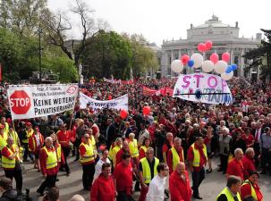 Eine 1.Mai Demo mit gro&szlig;em Demozug und mehreren Bannern in Wien