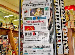 Ein Zeitungsständer mit mehreren deutschen Zeitungen