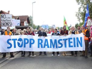 Eine Demo f&uuml;r das Ende der Airbase Ramstein mit Banner