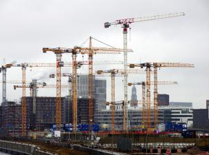 Ein Blick auf eine Baustelle mit mehreren Kränen