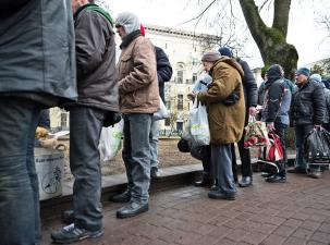 Eine Gruppe Wohnungsloser stehen f&uuml;r eine Suppenk&uuml;che an