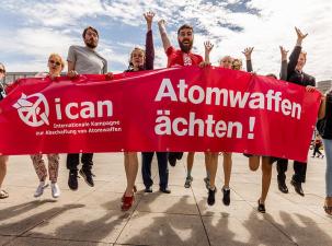Aktion zum 1. Jahrestag des Vertrags zum Verbot von Atomwaffen am Alexanderplatz, 7. Juli.