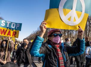 Eine Demo mit mehreren Teilnehmern f&uuml;r ein Ende des Ukraine-Krieges