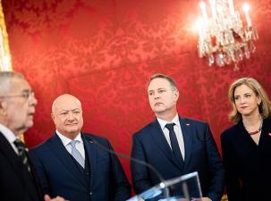 Die Politiker Stocker, Babler und Meindl-Reisiner bei der Angelobung der neuen Regierung &Ouml;sterreichs