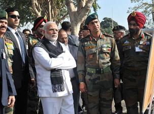 Der indische Premierminister Modi mit Soldaten der indischen Armee