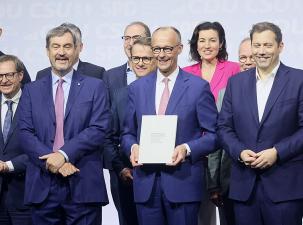 Markus S&ouml;der, Friedrich Merz und Lars Klingbeil mit dem Koalitionsvertrag