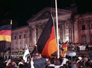 In der Nacht vom 2. auf den 3. Oktober 1990 wurde um Mitternacht die Fahne der Einheit an einem großen Fahnenmast vor dem Reichstagsgebäude gehisst.