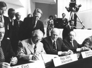 Helmut Schmidt, Erich Honecker, Gerald Ford und Bruno Kreisky unterzeichnen das KSZE-Abschlussdokument. Leonid Breschnew als Unterzeichner f&uuml;r die Sowjetunion nicht im Bild.