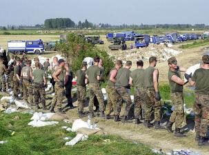 Soldaten der Bundeswehr und Angeh&ouml;rige des Technischen Hilfswerks (THW) sichern einen Deich im Einsatz gegen das Hochwasser im Magdeburger Stadtteil Pechau an der Elbe.