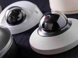 Mehrere Kameras an einem Gebäude