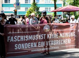 Eine Demo mit Banner gegen rechte Hetze