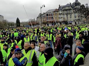 Ein Protestzug mit vielen Menschen der Gelbwesten-Bewegung